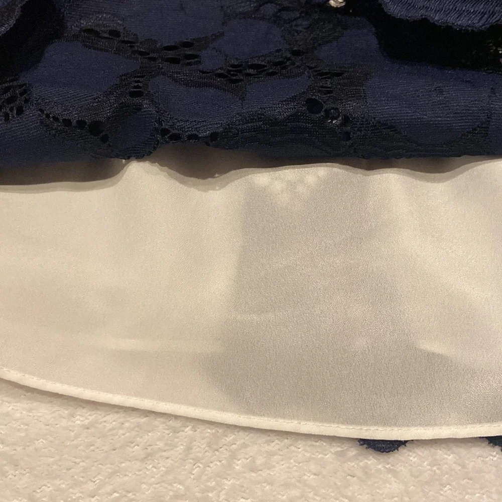 LILLY PULITZER Size XS Beautiful Blue & White Size XS Top - Picture 8 of 11